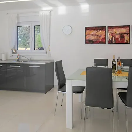 Ferienhaus Gorgeous In Rebici